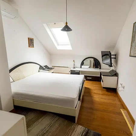 Oldest House Center *