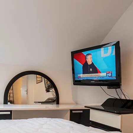 Oldest House Center Apartment