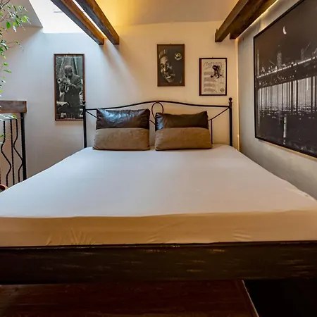 Oldest House Center *